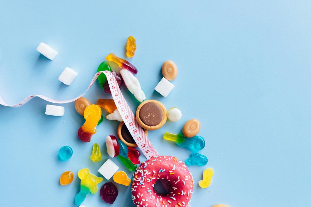 dekorativ drapiertes Essen und Maßband: Kalorienbedarf