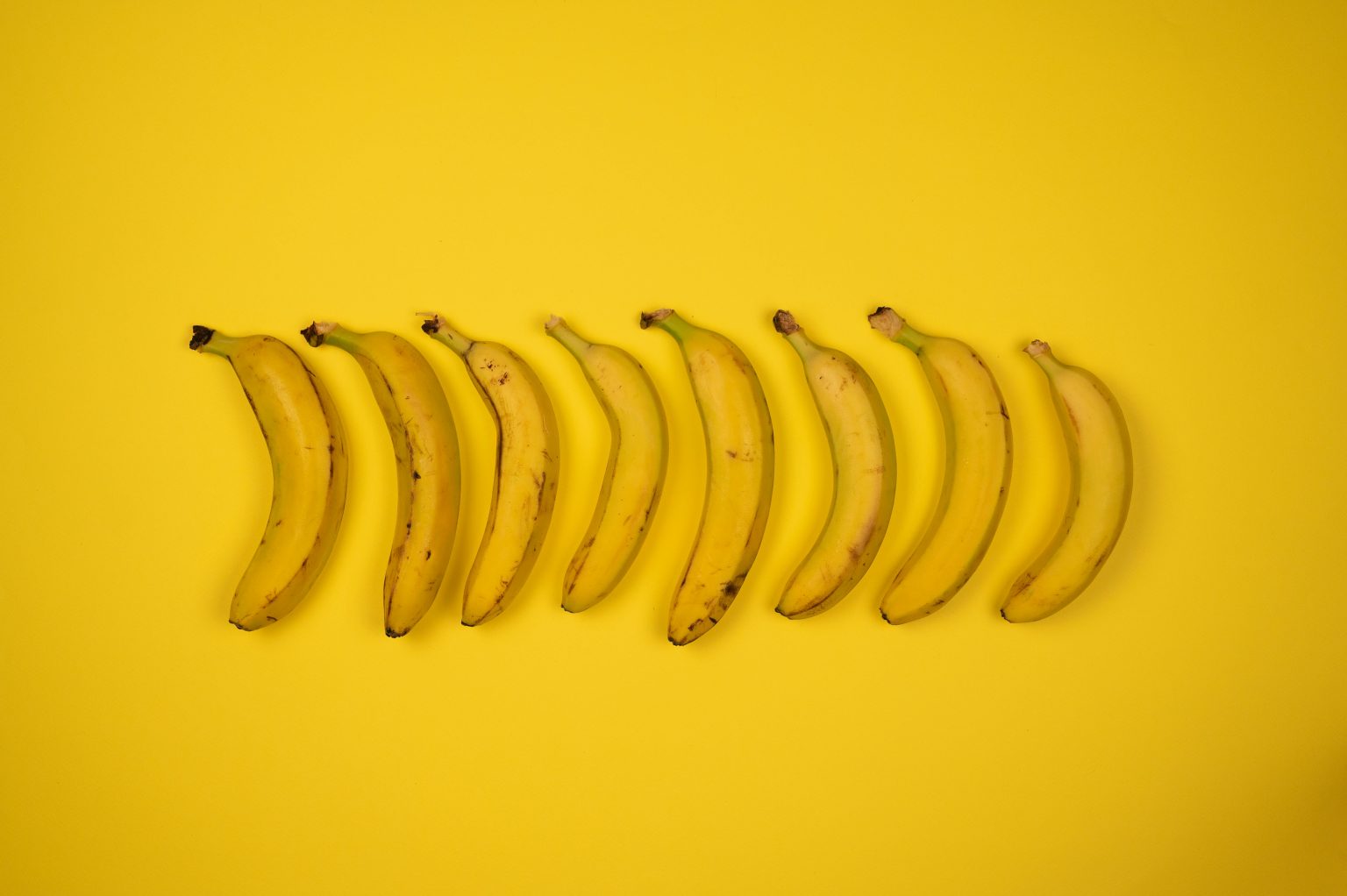 pexels-shvets-production-7195346 Bananen auf gelbem Hintergrund: Magnesium