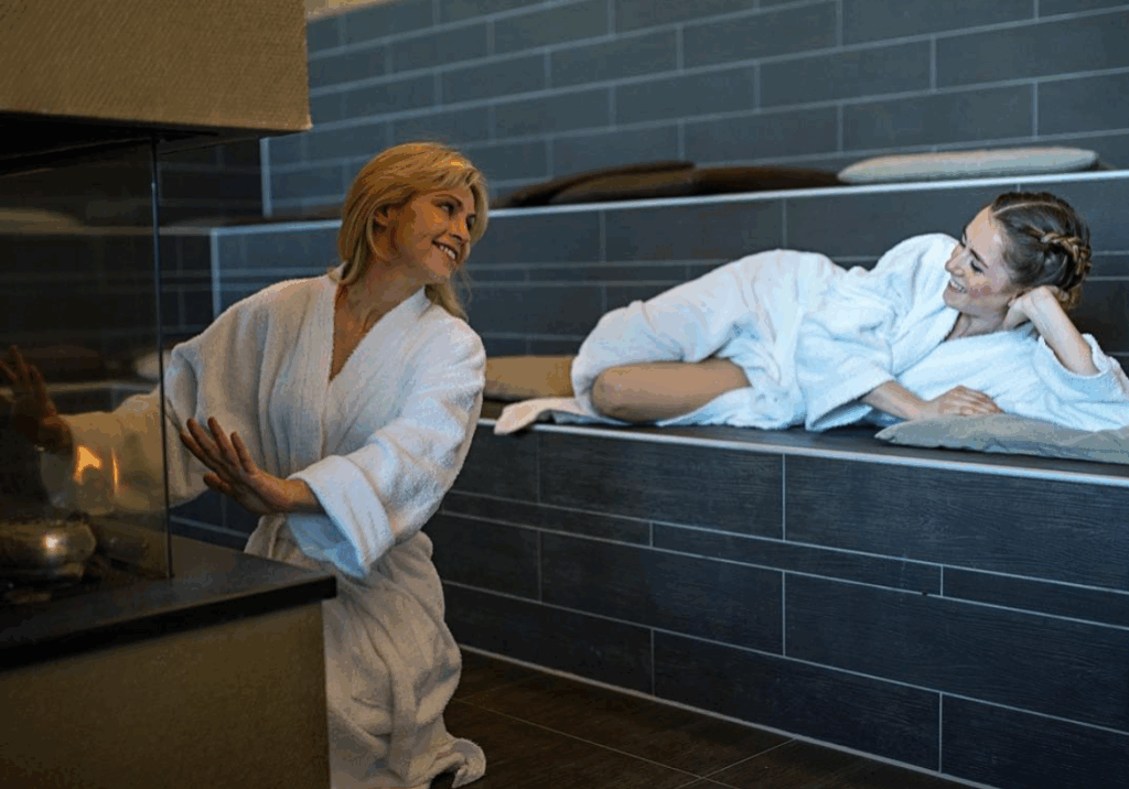 zwei Frauen entspannen sich in der Sauna